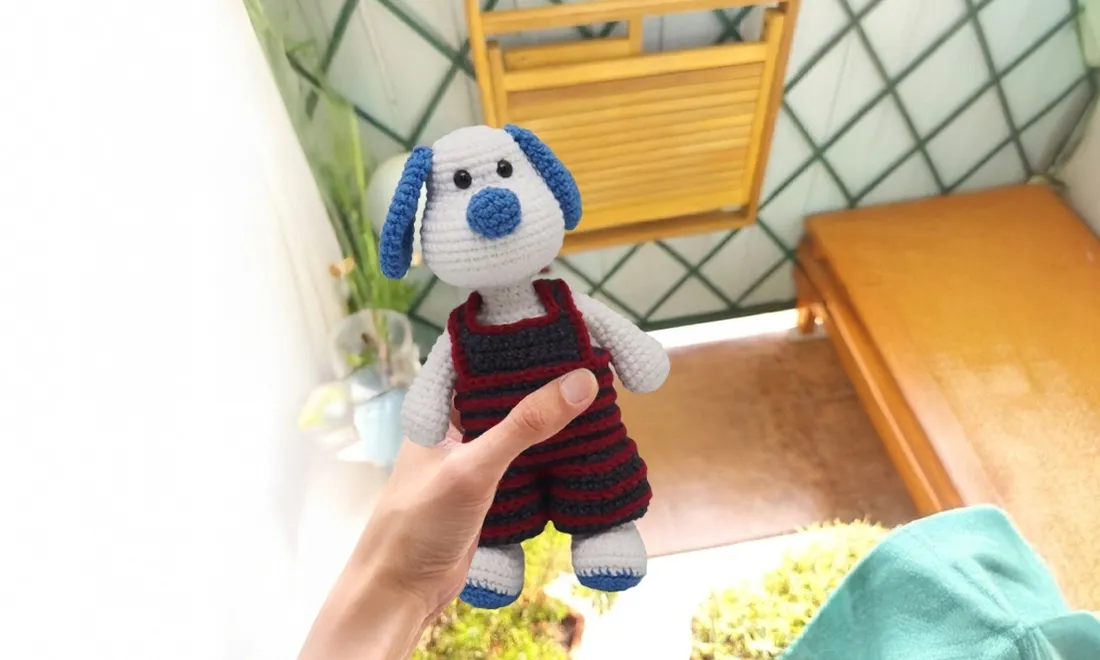 lalka-zabawka-maskotka-pies-w-spodniach-handmade-z-wloczki-szydelkowa