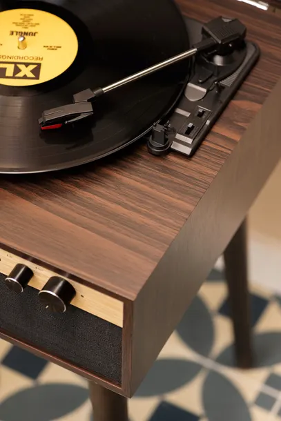 gramofon-winylowy-crosley-jasper-walnut-szerokosc-produktu-38-1-cm