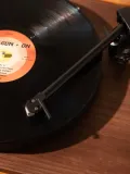 gramofon-winylowy-crosley-c65-walnut-wysokosc-produktu-13-cm