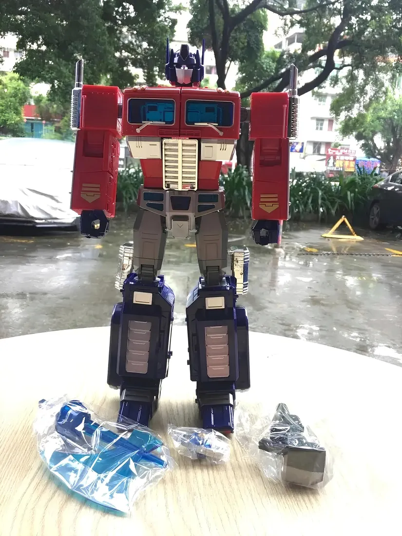 robot-transformujacy-2w1-samochod-32-cm-zabawka-z-ruchomymi-elementami