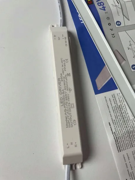 reflektor-sufitowy-prostokatny-ledatomantsl-bialy-material-dominujacy-aluminium