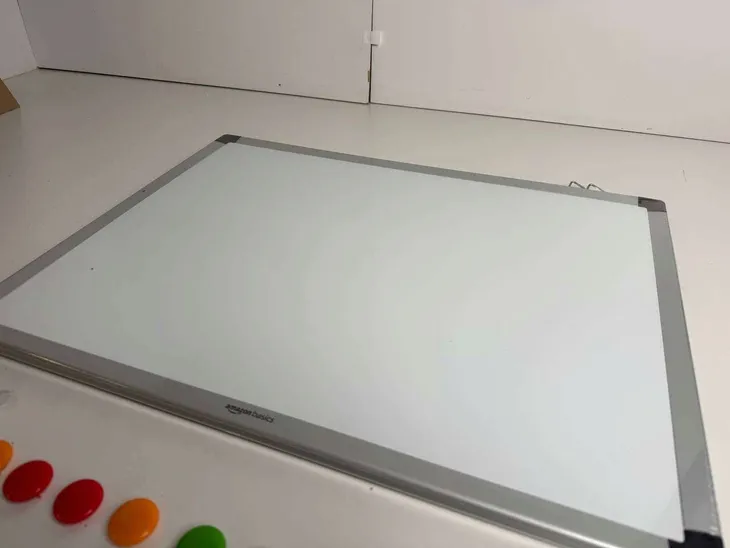 tablica-amazon-60-x-45-cm-stan-powystawowy-kolor-bialy