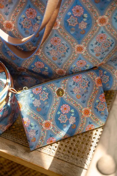kosmetyczka-charly-ornamento-blue-small-pip-studio-plec-kobieta