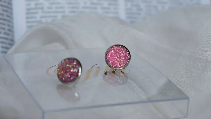 kolczyki-sztyfty-glitter-pink-material-stal
