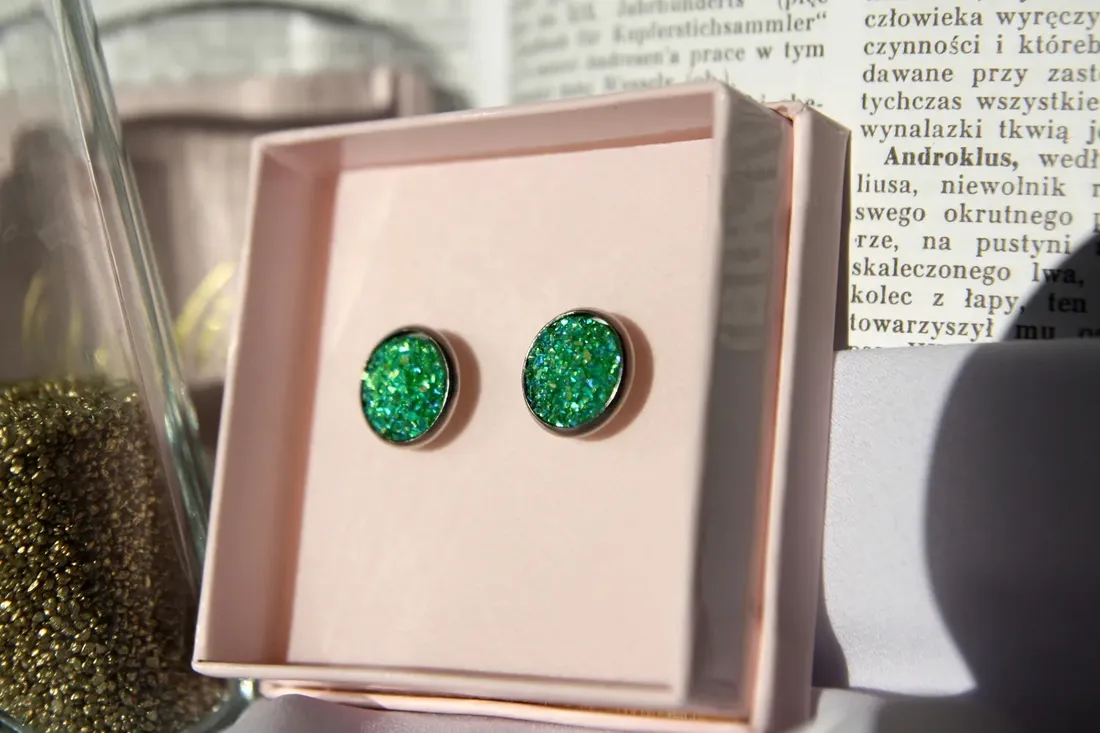 kolczyki-sztyfty-glitter-green-stan-nowy