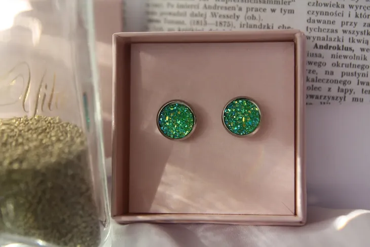 kolczyki-sztyfty-glitter-green-material-stal