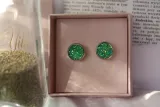 kolczyki-sztyfty-glitter-green-material-stal