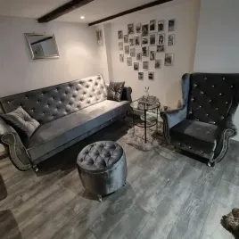 zestaw-manchester-wersalka-sofa-rozkladana-kanapa-fotel-uszak-i-pufa