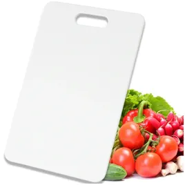 deska-kuchenna-do-krojenia-plastikowa-biala-18x28-cm-z-uchwytem-solidna