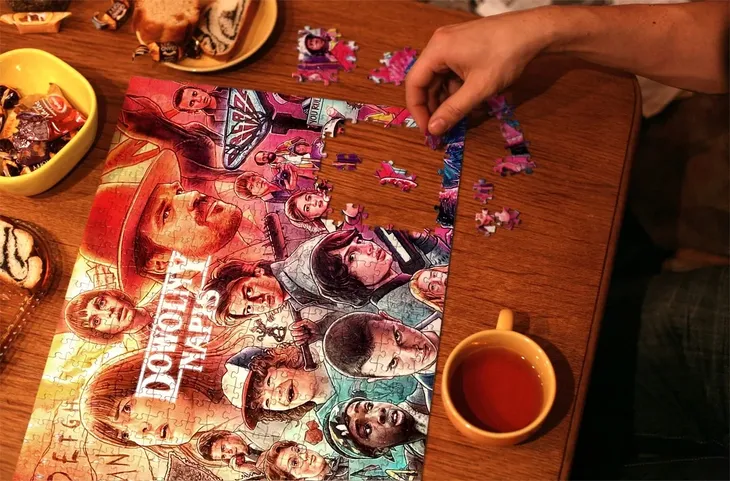 puzzle-stranger-things-z-twoim-napisem-252-el-stan-nowy