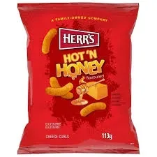 chrupki-kukurydziane-serowe-z-miodem-hot-honey-cheese-curls-113g-herr-s