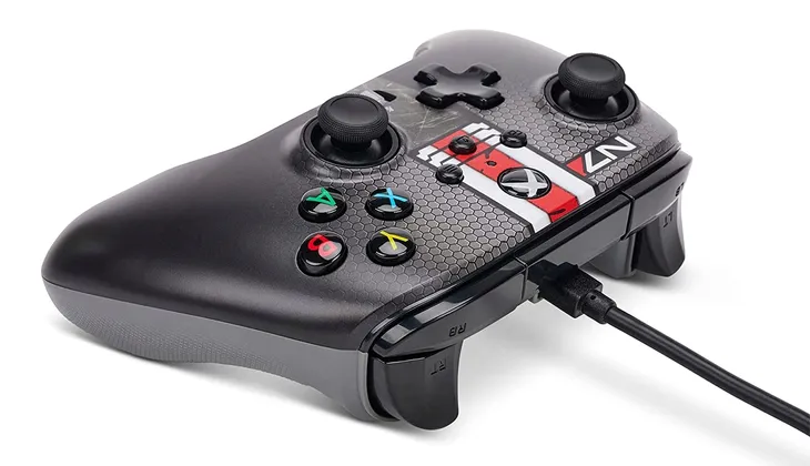 powera-pad-do-xbox-series-xors-one-mass-effect-n7-sposob-podlaczenia-przewodowy