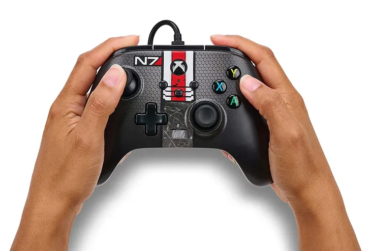 powera-pad-do-xbox-series-xors-one-mass-effect-n7-tryb-pracy-analogowy