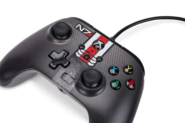 powera-pad-do-xbox-series-xors-one-mass-effect-n7-wibracje-nie