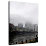 obraz-na-plotnie-miasto-we-mgle-40x60