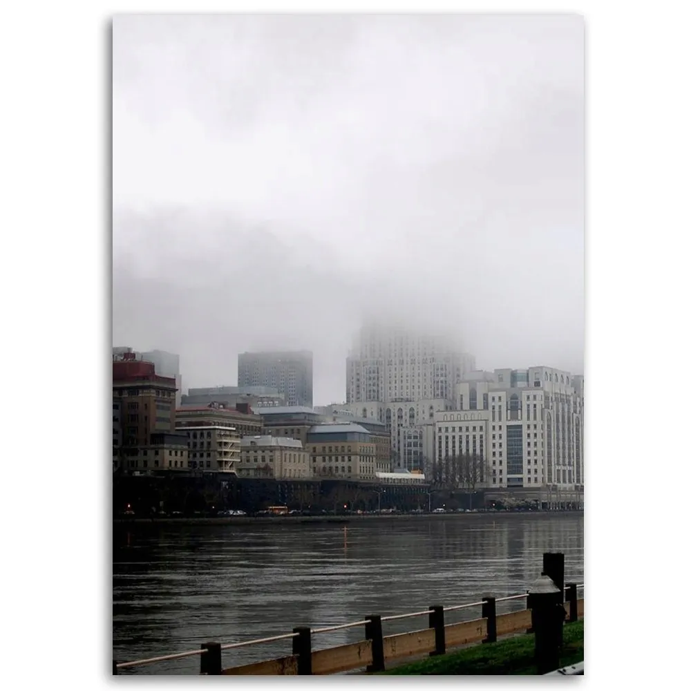 obraz-na-plotnie-miasto-we-mgle-40x60