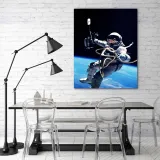 obraz-na-plotnie-astronauta-nad-ziemia-40x60-stan-nowy