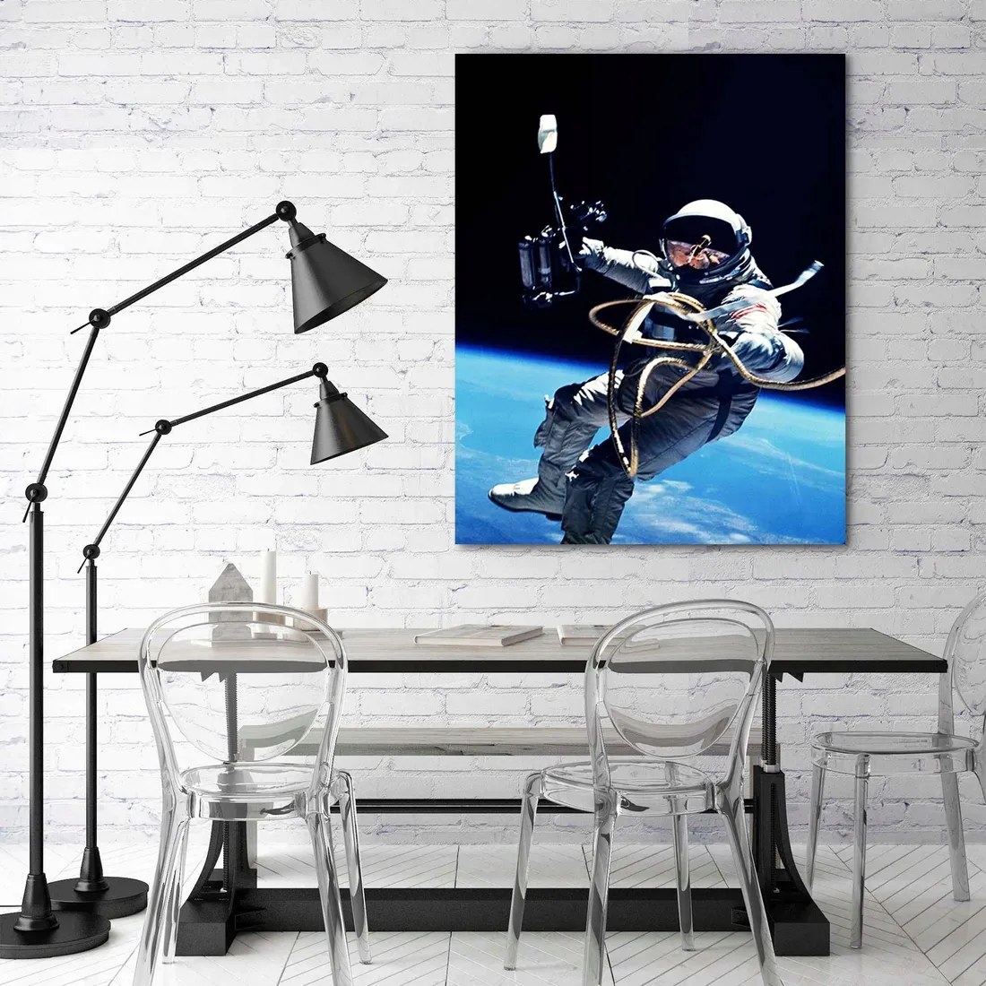 obraz-na-plotnie-astronauta-nad-ziemia-40x60