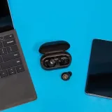 sluchawki-jlab-jbuds-air-pro-material-tworzywo-sztuczne