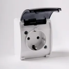 gniazdo-natynkowe-pojedyncze-z-klapka