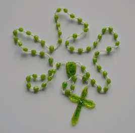 rozaniec-na-sznurku-plastik-zielony