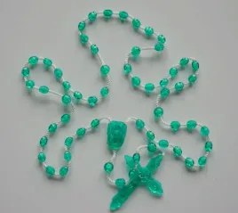 rozaniec-na-sznurku-plastik-zielony