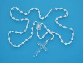 rozaniec-na-sznurku-plastik-bialy