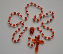 rozaniec-na-sznurku-plastik-herbaciany