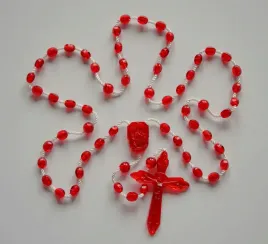 rozaniec-na-sznurku-plastik-czerwony