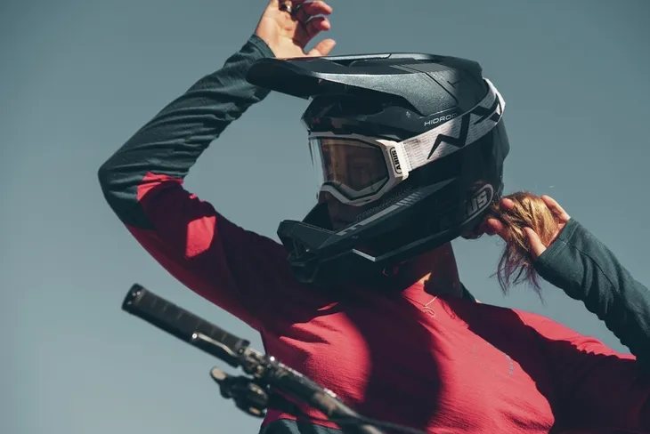 kask-rowerowy-fullface-abus-hidrop-shiny-black-kolor-czarny