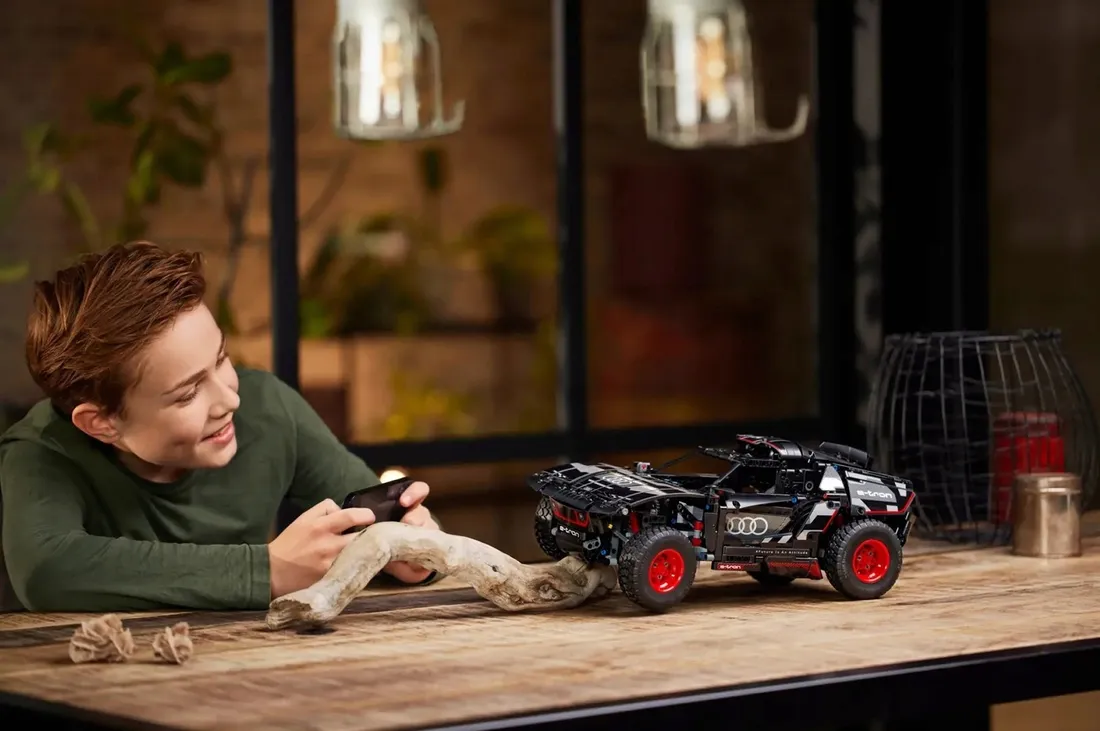 lego-technic-42160-audi-rs-q-e-tron