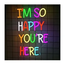 neon-led-na-sciane-38-x-32cm-do-dekoracji-szyldow-i-m-so-happy-you-re-here
