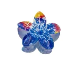 piekna-spinka-klamra-plastikowa-kwiatek-hawajski-nakrapiany-niebieski-8cm
