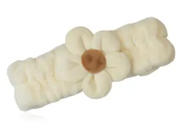 opaska-kosmetyczna-do-makijazu-plusz-kwiatek-kremowy