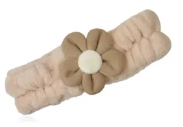 opaska-kosmetyczna-do-makijazu-plusz-bezowy-kwiatek-ciemny-bezowy