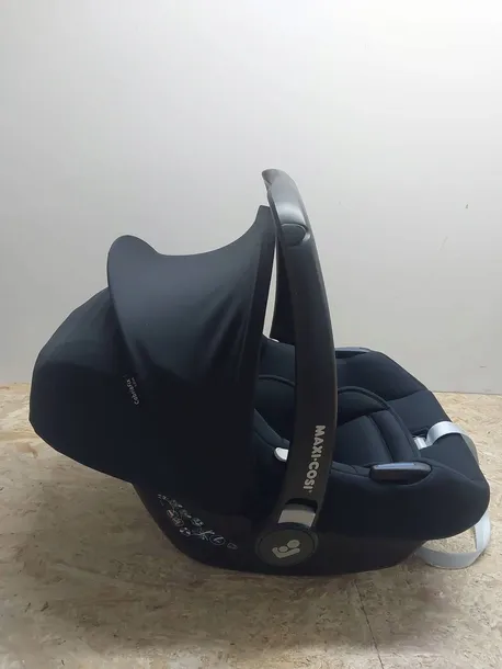 maxi-cosi-cabriofix-i-size-essential-black-0-13-model-1