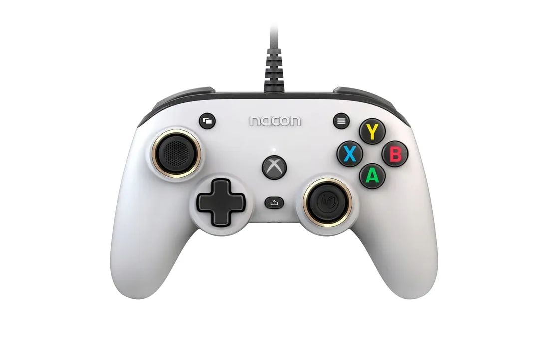nacon-pro-compact-controller-bialy-usb-gamepad-xbox-one-xbox-series-s