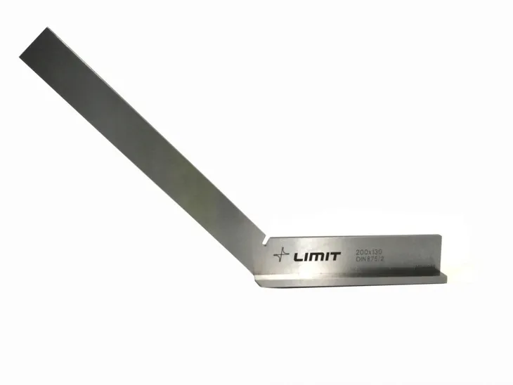 katownik-ze-stopka-135-200-130-material-metal