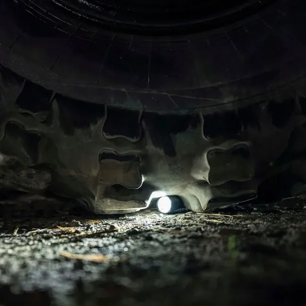 latarka-armytek-parma-c2ir-pro-maksymalna-sila-swiatla-1250-lm