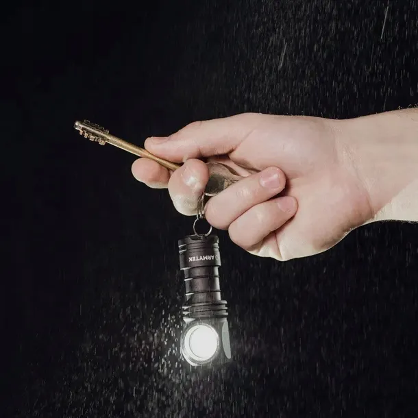 latarka-armytek-wizard-c1-pro-magnet-usb-white-klasa-wodoszczelnosci-ipx-8