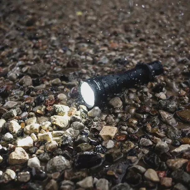 latarka-armytek-predator-pro-magnet-usb-white-zasilanie-akumulatorowe