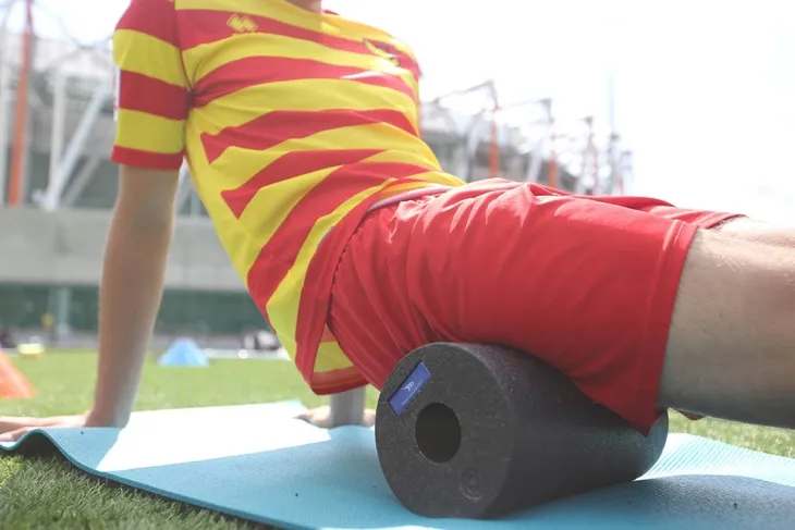 walek-roller-do-masazu-plaski-czarny-marka-yakimasport