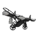 wozek-blizniaczy-junama-basic-duo-slim-v2-3w1-06-akcesoria-w-zestawie-adaptery-do-fotelika-folia-przeciwdeszczowa-mata-do-przewijania-materac-moskitiera-oslona-na-nozki-torba-do-wozka-uchwyt-na-kubek