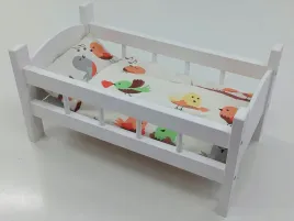 lozeczko-drewniane-biale-dla-lalek-posciel