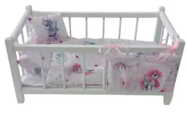 biale-drewniane-lozeczko-posciel-organizer