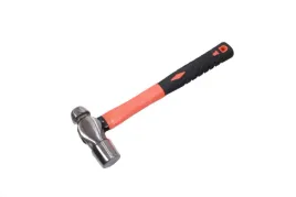 metalowy-mlotek-domowy-z-wytrzymala-konstrukcja-i-komfortowym-uchwytem