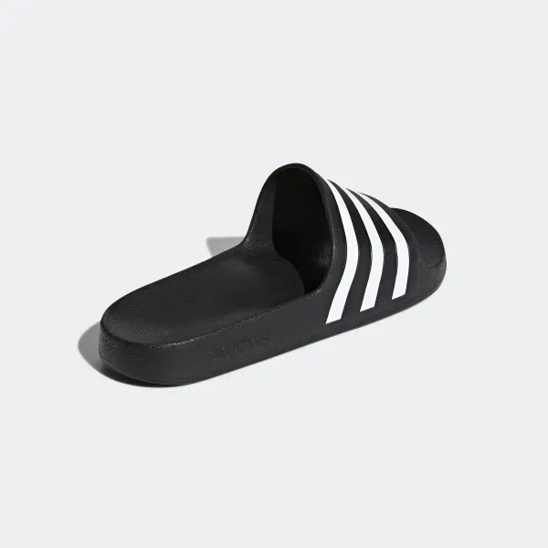 klapki-adidas-adilette-aqua-wzor-dominujacy-logo