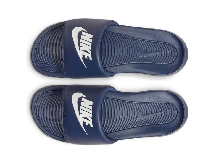 klapki-nike-victori-one-m-wzor-dominujacy-logo