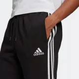 spodnie-adidas-essentials-tapered-elasticcuff-3-st-wzor-dominujacy-logo