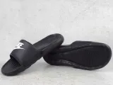 klapki-nike-victori-one-m-wzor-dominujacy-logo